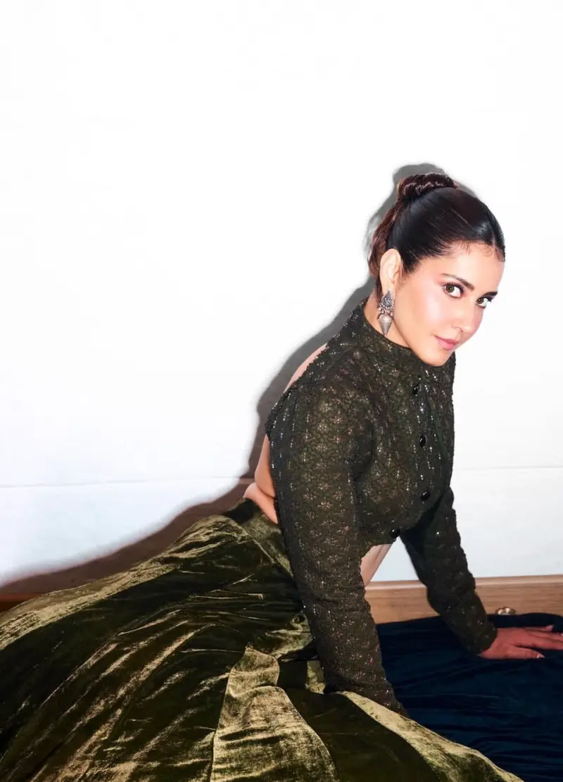 RaashiKhanna : బ్లాక్ డ్రెస్ లో ముద్దొస్తున్న రాశి ఖన్నా