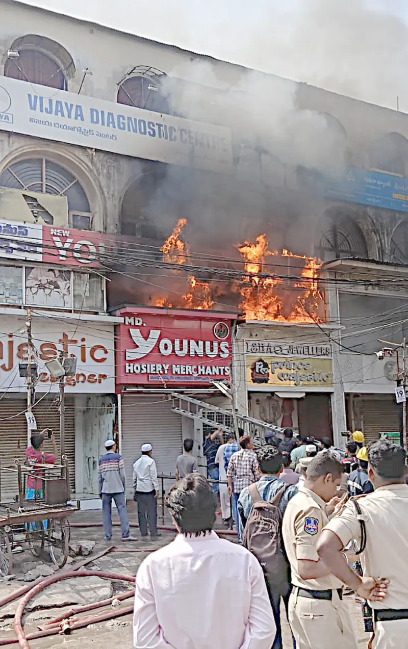 پتھر گٹی کے ایس وائی جے کامپلکس میں آتشزدگی