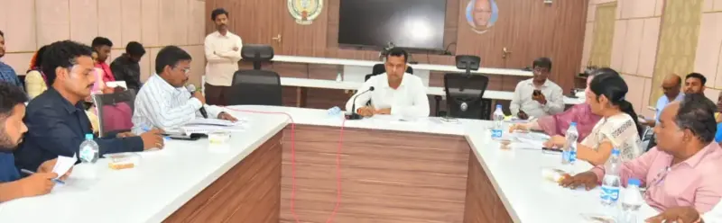 ప్రత్యేక అధికారులు బాధ్యతాయుతంగా వ్యవహరించండి: కలెక్టర్