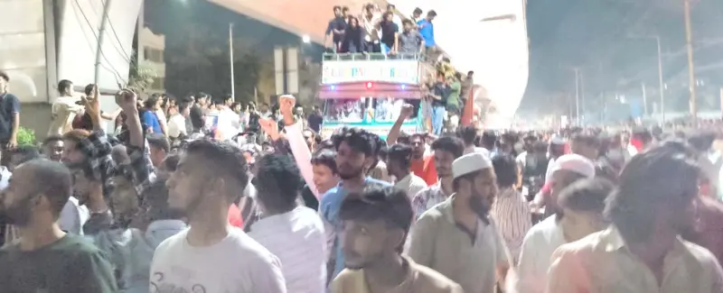 گڈی ملکاپور چوراہے پر بڑے جانوروں کے شبہ میں پلائی ووڈ کی گاڑی پر اشرار کا حملہ