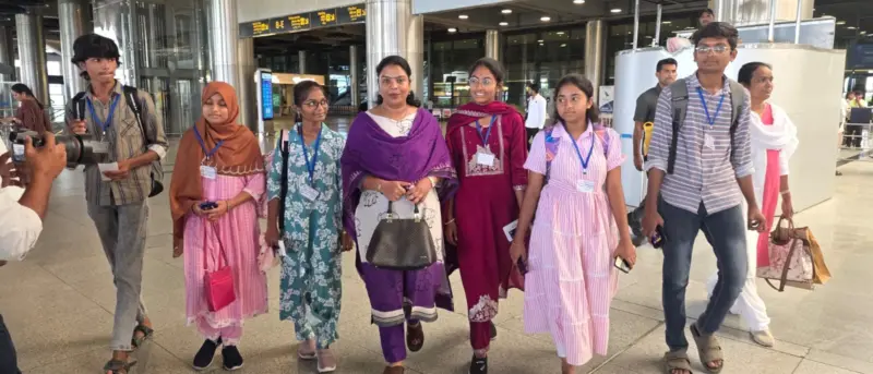 పదో తరగతి టాపర్లకు విమాన ప్రయాణం చేయించిన ఎమ్మెల్యే సౌమ్య