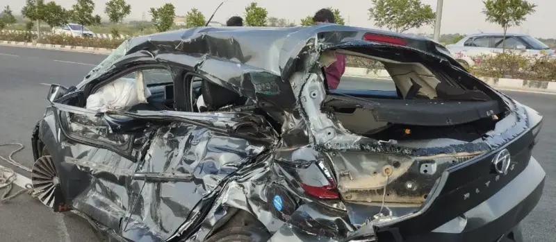 రోడ్డు ప్రమాదంలో ఇద్దరు యువకులు మృతి