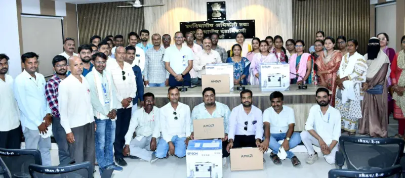 परभणी तालुक्यातील 9 मंडळ अधिकारी व 52 ग्राम महसूल अधिकाऱ्यांना लॅपटॉप-प्रिंटरचे वाटप