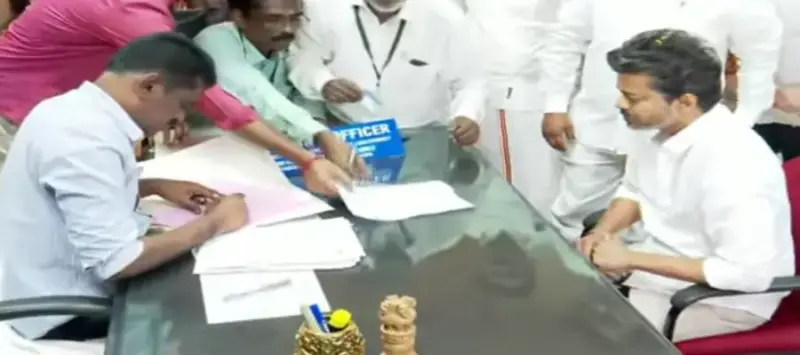 Flash : திருச்சி கிழக்கு தொகுதியில் வேட்புமனு தாக்கல் செய்தார் விஜய்..! களைகட்டும் தேர்தல் களம்..!
