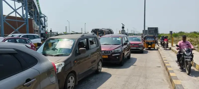 తాడ్దాన్‌పల్లి టోల్ ప్లాజా వద్ద భారీ ట్రాఫిక్ జామ్
