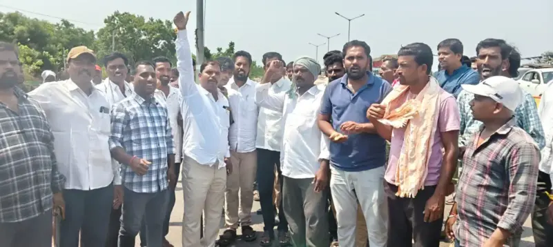 రహదారిపై వరి ధాన్యం పోసి రైతుల నిరసన!