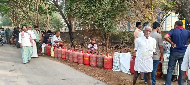 గొంగూరు గ్యాస్ గోదాం వద్ద బారులు