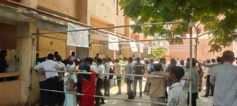 હાલોલ તાલુકામાં સ્થાનિક સ્વરાજ્યની ચૂંટણીને લઇ તમામ બુથ ઉપર ઇ.વી.એમ મશીનો પોલીસ બંદોબસ્ત સાથે રવાના કરવામાં આવ્યા