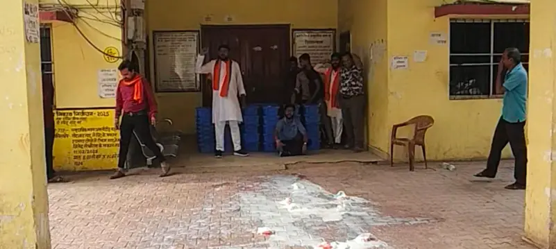 देवभोग मिल्क पार्लर संघ ने नगर निगम के खिलाफ किया उग्र प्रदर्शन : अधिकारी पर अभद्रता का आरोप, मांगें न मानी तो शहर भर में दुग्ध आपूर्ति ठप करने की चेतावनी
