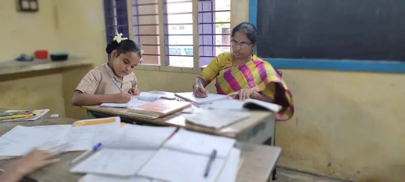 சஸ்பெண்ட் செய்யப்பட்ட ஆசிரியரை மிரட்டும் கல்வித்துறை அதிகாரிகள்?