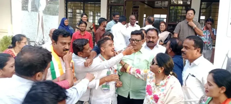 शहर काँग्रेस कार्यकर्त्यांचा जल्लोष