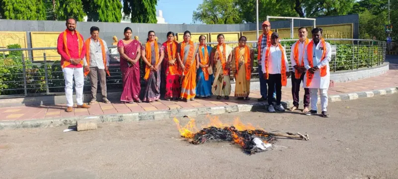 पीडित चिमूरडीला न्याय मिळावा; भर चौकात जाळला पुतळा