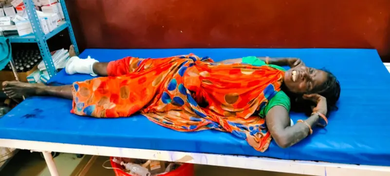 پول سے ٹکرا کر پلٹا آٹو 5 خواتین زخمی