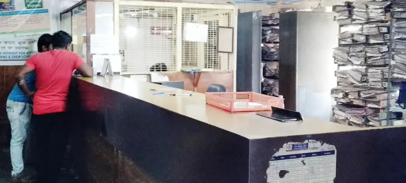 ನರೇಗಲ್‌: ಬ್ಯಾಂಕ್‌ನಲ್ಲಿ ಸಿಬ್ಬಂದಿ ಕೊರತೆ- ಗ್ರಾಹಕರ ಪರದಾಟ