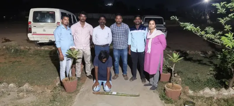 సాఫ్ట్‌వేర్ ఉద్యోగం వదిలేసి.. ఇంటిపైనే గంజాయి వనం!