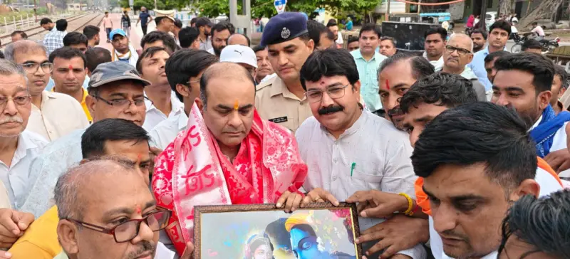 Jalaun :  डीआरएम से मिल कर व्यापारियों ने की यात्री सुविधाएं बढ़ाने की मांग