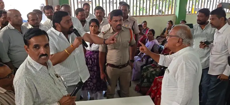 ప్రోటోకాల్ పై రగడ..ఇందిరమ్మ ఇళ్ల పత్రాల సమావేశంలో రసాభాస