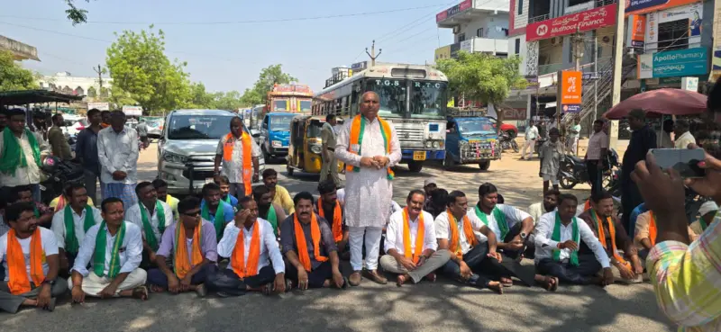 వడ్లు కొనకుండా కాలయాపన చేస్తున్న ప్రభుత్వం..