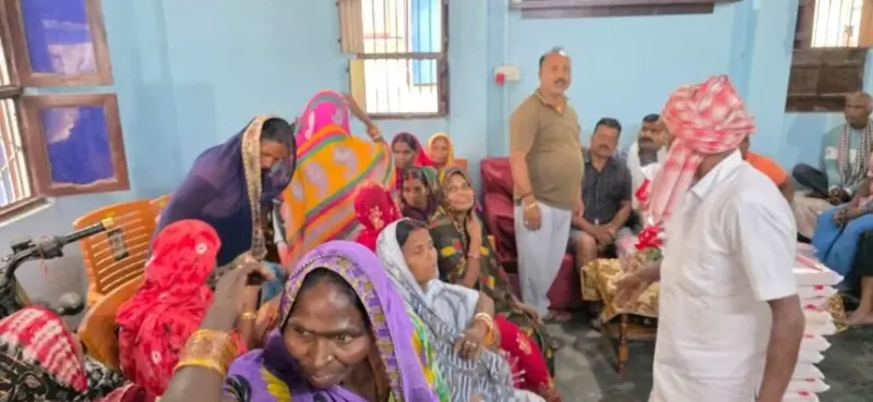 बनियापुर:-मजदूर दिवस पर स्वचछता कर्मियों को अंगवस्त्र से किया सम्मानित