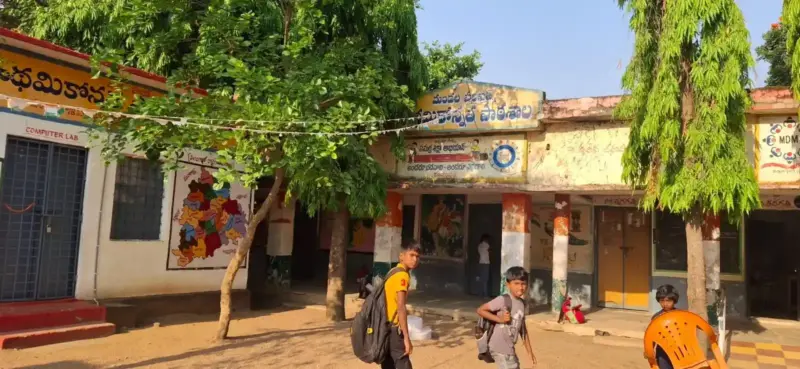 సమయానికి రాని పంతుళ్ళు.. అదే దారిలో పిల్లలు.