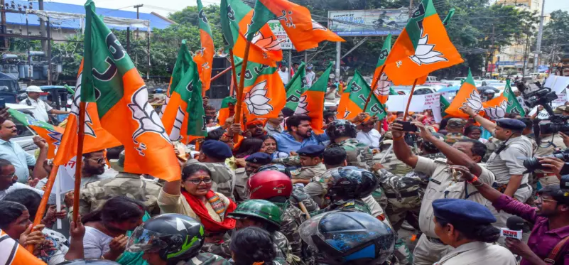 High Voltage Drama Outside Election Commission: Violent Clash Between TMC and BJP Over Sacks of Form-6