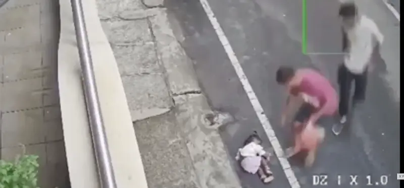 విషాదం.. మూడవ అంతస్తు నుండి కిందపడ్డ చిన్నారి (వీడియో)