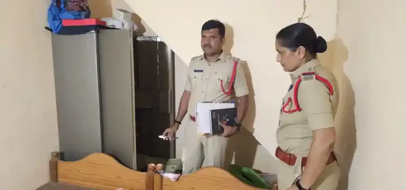 దొంగల బీభత్సం: 100 తులాల బంగారం, కిలో వెండి అపహరణ!