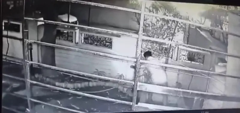 అర్థరాత్రి ఇళ్లలోకి దూకి లోదుస్తులే దొంగిలింపు