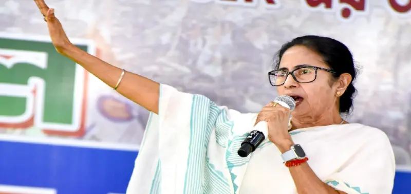 'বাইরের খাবার খাবেন না, কিছু মিশিয়ে দিতে পারে!' ফল ঘোষণার আগে বিস্ফোরক মমতা ও অভিষেক