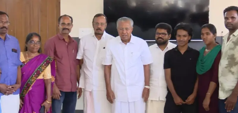 മുഖ്യമന്ത്രിയെ കാണാൻ മുണ്ടക്കൈ-ചൂരല്‍മല ദുരന്തബാധിതര്‍ ധര്‍മ്മടത്തെത്തി; വീട് കയറി താമസത്തിന് ക്ഷണം