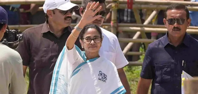 മമതാ ബാനര്‍ജിയുടെ ഹെലികോപ്റ്ററിന് അടുത്ത് ആശങ്ക പരത്തി ഡ്രോണ്‍