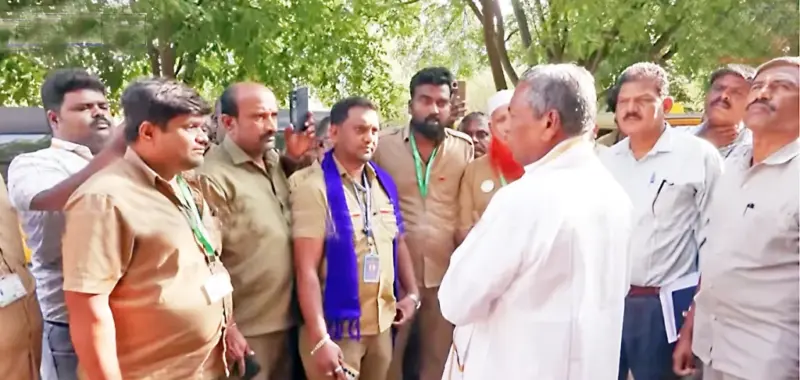 मुनियप्पांच्या निवासस्थानाला घेराव