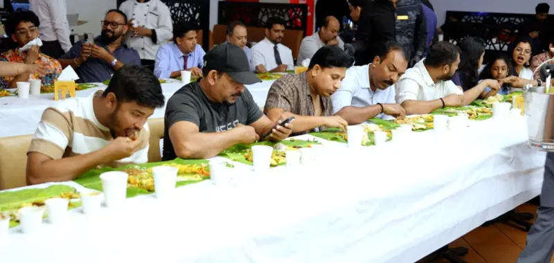 വിഷു സദ്യയ്ക്കായി ഹോട്ടലുകളെ ആശ്രയിച്ച്‌ പ്രവാസികള്‍; റസ്റ്ററന്റുകളില്‍ അനുഭവപ്പെട്ടത് വലിയ തിരക്ക്