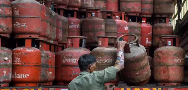 Big Change in LPG Cylinders! 10kg Gas Instead of 14.2kg? Here's What the Center is Planning