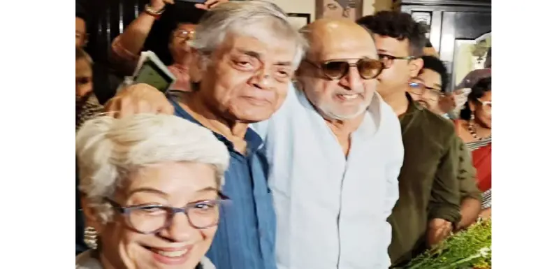 সত্যজিৎ রায়ের বাড়িতে ভক্তদের উত্তাল জনসমুদ্র! ভিড় দেখে এ কী বললেন বলিউড সুপারস্টার টিনু আনন্দ?