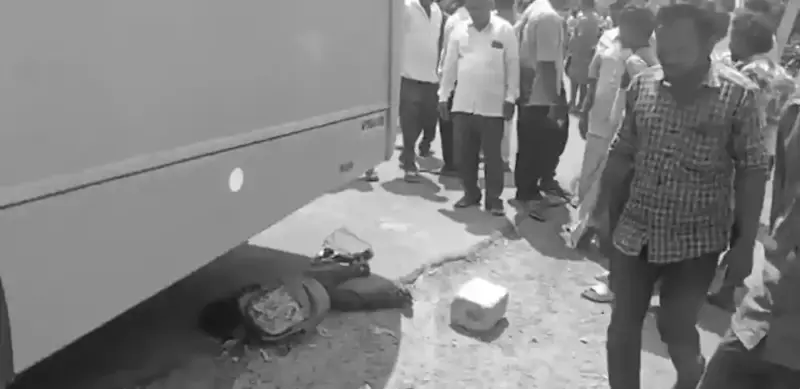 స్కూల్ బస్సు కింద పడి నాలుగేళ్ల బాలుడు మృతి!