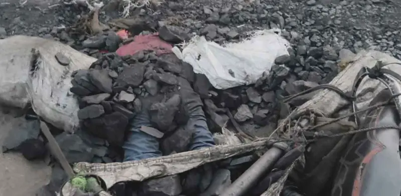 लातेहार : हाईवा की चपेट में आने से युवक की मौत, आक्रोशित ग्रामीणों ने की सड़क जाम