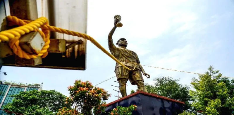 ঝড়ে বিপজ্জনকভাবে দুলছে মেসির মূর্তি! লেকটাউনে স্তব্ধ যান চলাচল, এলাকা ঘিরে ফেলল পুলিশ