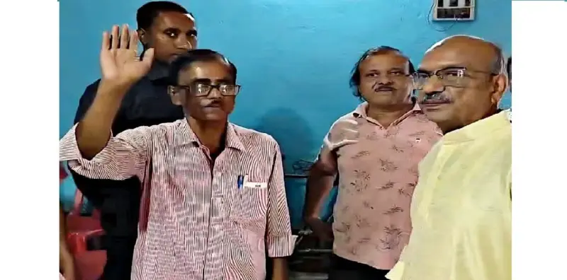 "রাজনীতি হবে লড়াইয়ে, দখলে নয়!" কুলটিতে বাম প্রার্থীকে অফিস ফিরিয়ে নজির গড়লেন বিজেপি প্রার্থী