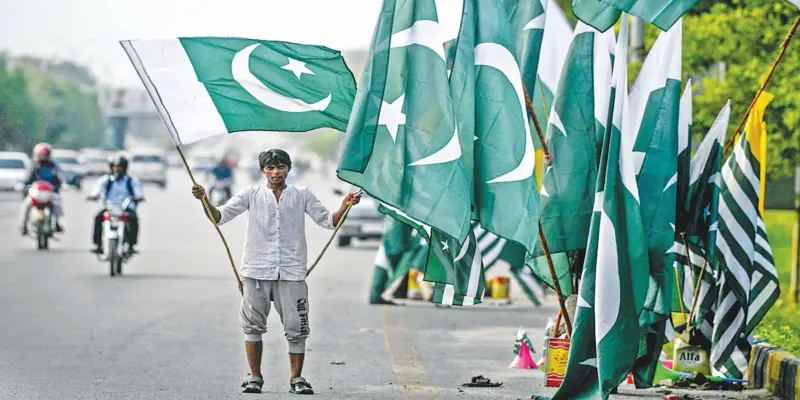 पाकिस्तान अराजकतेच्या उंबरठ्यावर.