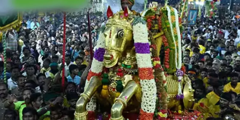 பக்தர்களின் வெள்ளத்தில் வைகை ஆற்றில் பச்சைப்பட்டு கள்ளழகர்..! உடை தேர்வானது எப்படி?