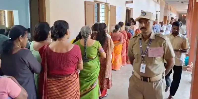 സംസ്ഥാനത്ത് തിരഞ്ഞെടുപ്പ് തുടങ്ങി;ബൂത്തുകളില്‍ വോട്ടര്‍മാരുടെ നീണ്ടനിര