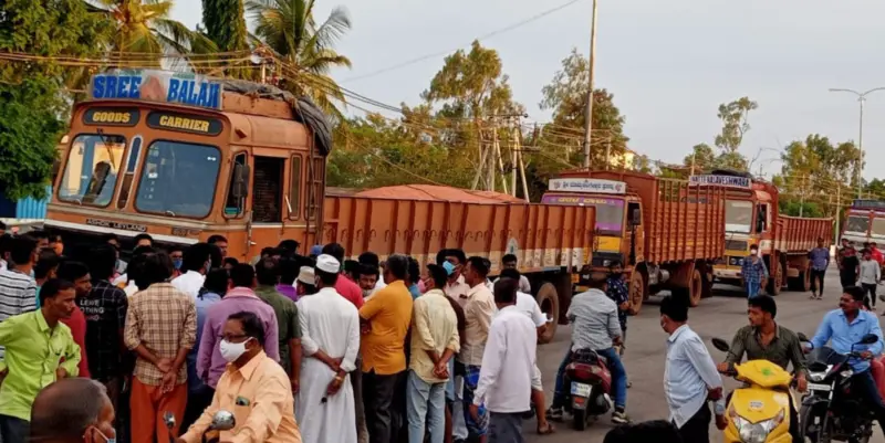 ಅಪಘಾತ ಹೆಚ್ಚಳ: ಅದಿರು ಸಾಗಿಸುವ ಲಾರಿಗಳನ್ನು ತಡೆದು ಪ್ರತಿಭಟನೆ