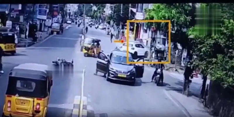 కూకట్‌పల్లిలో ఎలక్ట్రిక్ కారు బీభత్సం.. పలువురికి గాయాలు!!
