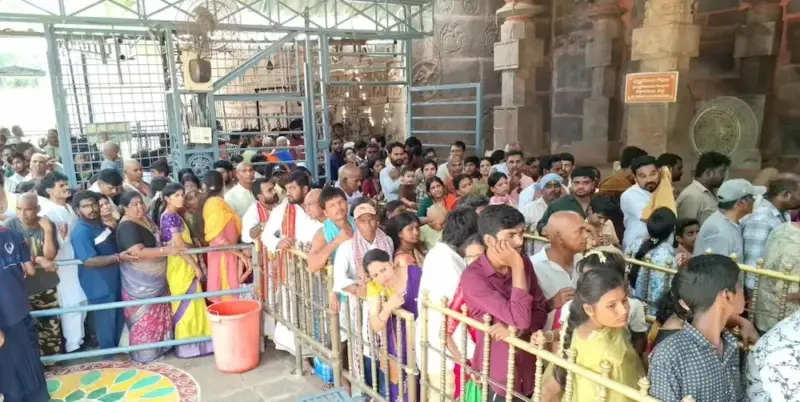 భక్తుల రద్దీతో కిక్కిరిసిన శ్రీశైలం