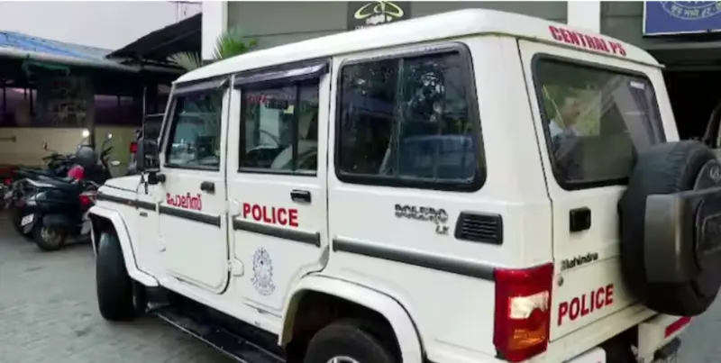 കുംഭമേള വൈറല് താരത്തിന്റെ ആദ്യ സംവിധായകനെതിര പോക്സോ