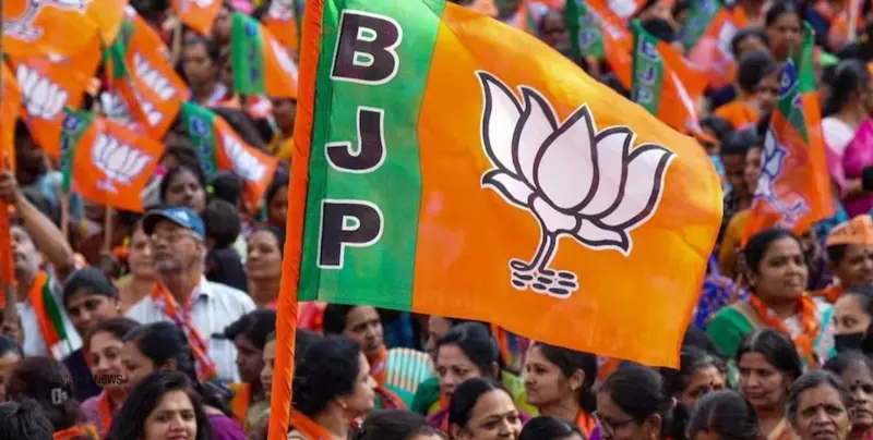 വോട്ടര്‍മാര്‍ക്ക് പണവും കിറ്റും വിതരണം ചെയ്തു; കോഴിക്കോട് സൗത്ത് മണ്ഡലത്തില്‍ ബിജെപി സ്ഥാനാര്‍ത്ഥിക്കെതിരെ തിരഞ്ഞെടുപ്പ് കമ്മീഷന് പരാതി