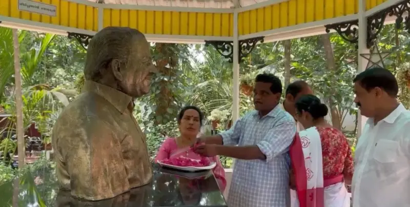 കോടിയേരിയുടെ വീട്ടില് സന്ദര്ശനം നടത്തി ടി കെ ഗോവിന്ദനും കുടുംബവും, പ്രതിമയില് പുഷ്പാര്ച്ചന നടത്തി, കുടുംബവുമായി കൂടിക്കാഴ്ച്ച നടത്തി
