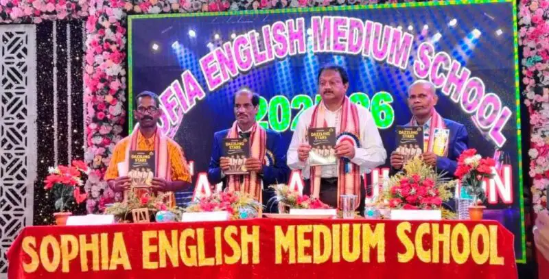 ଡେଜିନିଙ୍ଗ ଷ୍ଟାର ପତ୍ରିକାକୁ ଉନ୍ମୋଚନ କଲେ ଜିଲ୍ଲାପାଳ