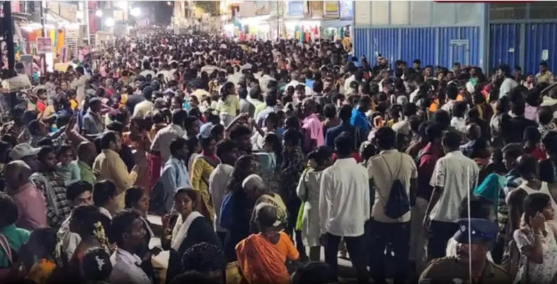 சித்ரா பெளர்ணமியையொட்டி பல்லாயிரக்கணக்கான பக்தர்கள் தி.மலையில் கிரிவலம்